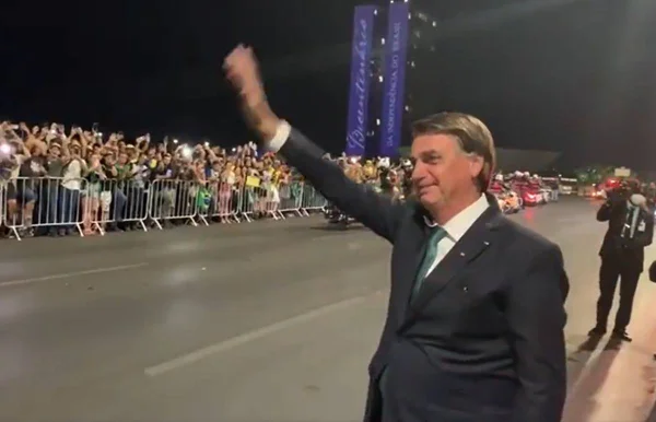 Antes do 7 de Setembro, Bolsonaro cumprimenta apoiadores na Esplanada