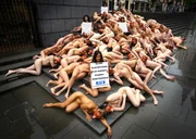 Apoiadores da PETA realizam um protesto “die-in” nus, usando apenas máscaras de urso e segurando cartazes em diferentes idiomas com a mensagem “Ursos são abatidos para os guardas da rainha – Indefensável”, próximo à Catedral de São Paulo, em Londres Apoiadores da PETA realizam um protesto “die-in” nus, usando apenas máscaras de urso e segurando cartazes em diferentes idiomas com a mensagem “Ursos são abatidos para os guardas da rainha – Indefensável”, próximo à Catedral de São Paulo, em Londres