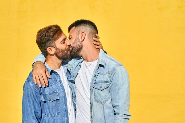 Casal se beijando - Metrópoles