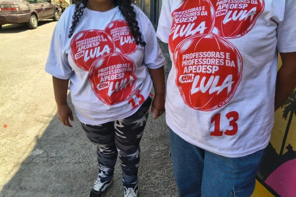 Mulheres usavam camiseta da Apeoesp em apoio a Lula