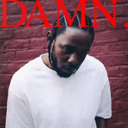 <b>"Damn"</b>, de Kendrick Lamar. Nem tão poético quanto "To Pimp a Butterfly" (2015) ou confessional como "Good Kid, M.A.A.D City" (2012), mas imensamente mais pop do que esses dois antecessores. Não à toa, foi eleito o disco número 1 da Billboard em 2017. É hit que não acaba mais: "Humble", "Loyalty" (com Rihanna), "DNA" e quantas mais repetidas audições permitirem. <a href="https://www.metropoles.com/entretenimento/musica/em-damn-kendrick-lamar-equilibra-cronica-social-e-rap-de-raiz" target="_blank">Leia crítica</a>. <a href="https://open.spotify.com/album/7wbJhbCvhPfbK1CLAkpq25" target="_blank">Ouça</a>