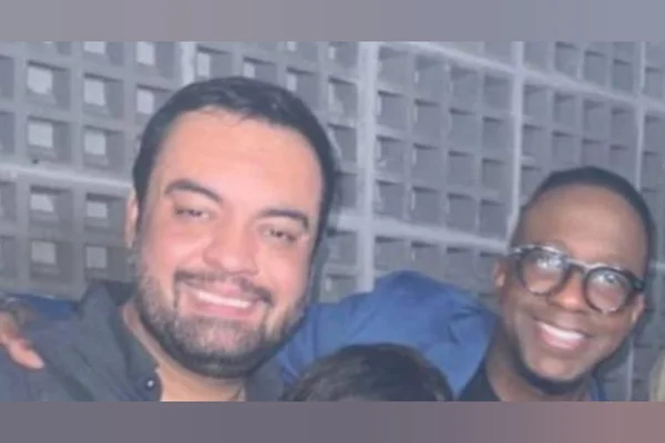 Cláudio Castro e Mumuzinho abraçados