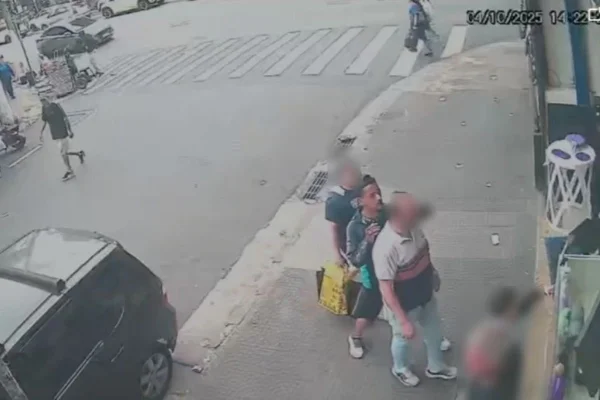 Homem avança com as mãos em pescoço de vítima em calçada - Metrópoles