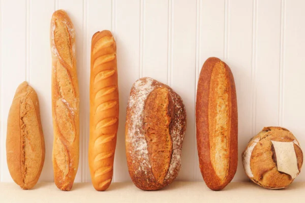 Imagem colorida de seis diferentes tipos de pão