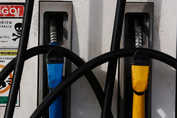 fotografia colorida de bomba de gasolina