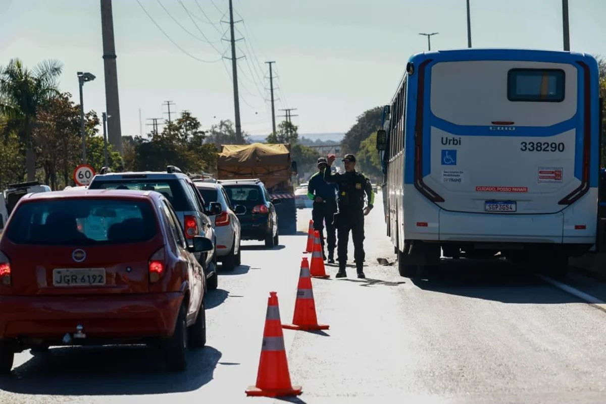 O motorista do ônibus chegou a ficar com o pé preso às ferragens, mas foi desencarcerado com sucesso pelas equipes de resgate O motorista do ônibus chegou a ficar com o pé preso às ferragens, mas foi desencarcerado com sucesso pelas equipes de resgate