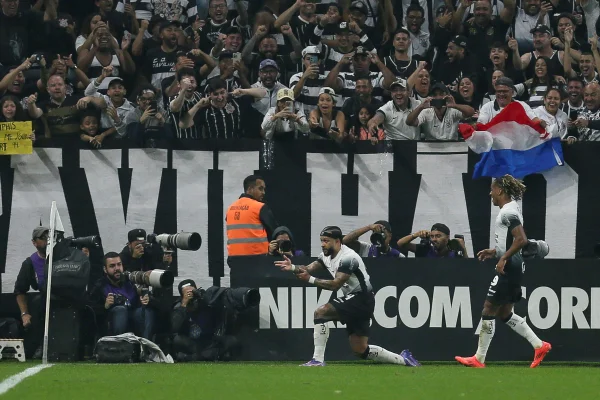 Foto colorida de Memphis Depay, comemorando gol pelo Corinthians ao lado da torcida - Metrópoles
