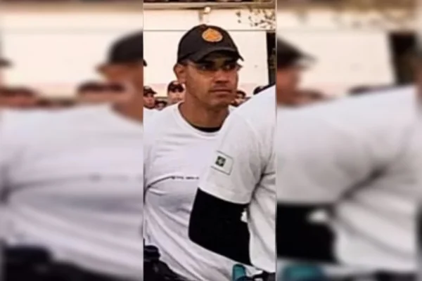 Imagem colorida de homem com camisa branca