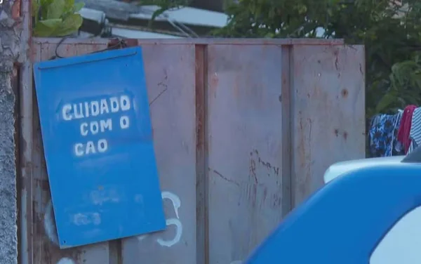 imagem colorida placa na casa da familia onde bebe foi morto por cachorro