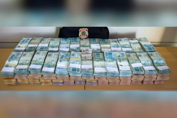 PF suspeita que R$ 815 mil achados em carro estacionado sejam do tráfico