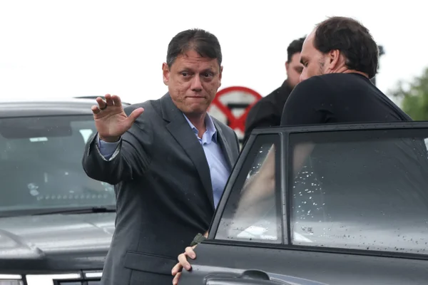 O governador de São Paulo, Tarcísio de Freitas Republicanos fala com a imprensa após visitar o ex-presidente Jair Bolsonaro no 19º Batalhão da Polícia Militar, Papuda, papudinha Metrópoles