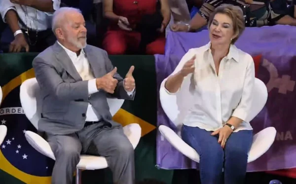 Imagem colorida do presidente Lula sentado ao lado de Marta Suplicy em evento do PT em São Paulo - Metrópoles