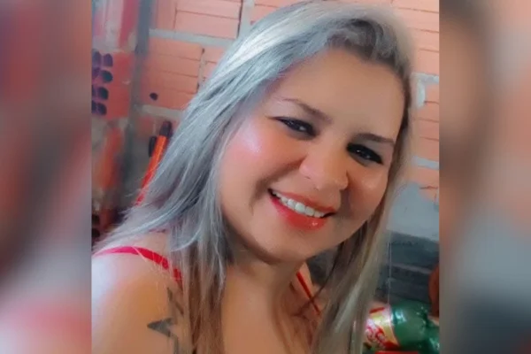 Imagem colorida Mulher foi morta com tiro no peito enquanto ameaçava irmã com um facão. Metrópoles