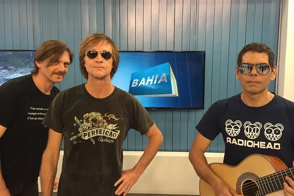 Baterista da Legião Urbana toca bateria em app e erra tudo ao vivo