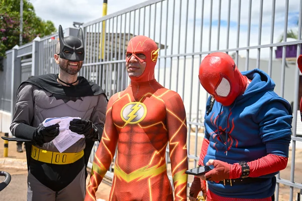 Enem: Batman, Flash e Homem-Aranha se atrasam e perdem prova no DF