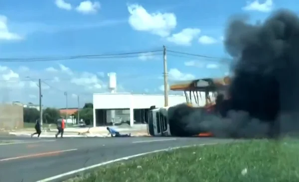 Acidente com carreta carregada com etanol em Goiânia