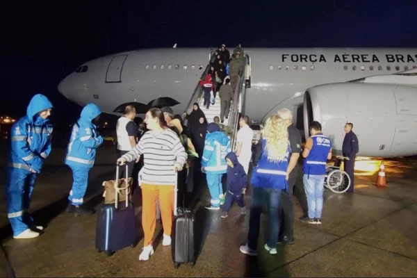 Imagem colorida de brasileiros resgatados do Líbano entrando em voo - Metrópoles