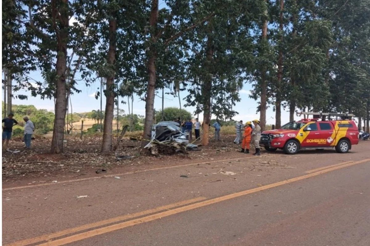Jovem de 26 anos morre e criança fica ferida após carro bater em árvore Jovem de 26 anos morre e criança fica ferida após carro bater em árvore