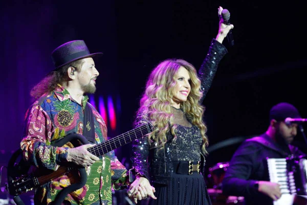 Foto colorida de Geraldo Azevedo e Elba Ramalho com fundo rosa durante o Funn Festival no São João do Metrópoles