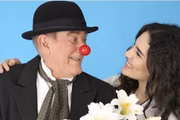 Renato Aragão e Lívian Aragão posam fantasiados