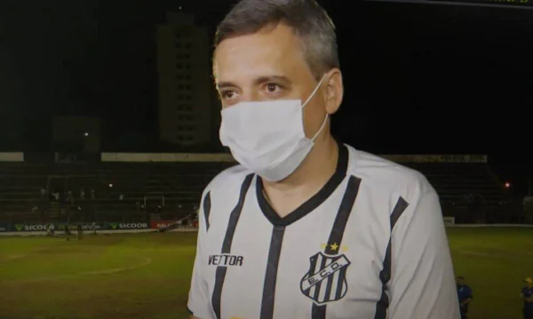 Médico atrasa e torcedor assume ambulância no Campeonato Mineiro