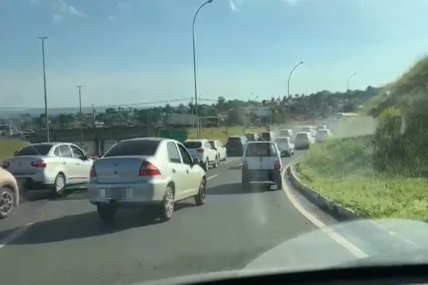 Motoristas ficam mais de 1 hora presos em congestionamento na Ponte JK