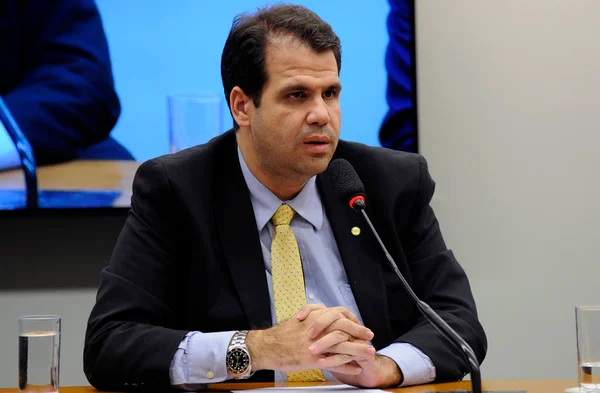 Emenda permite que conteúdo contra políticos seja retirado da internet