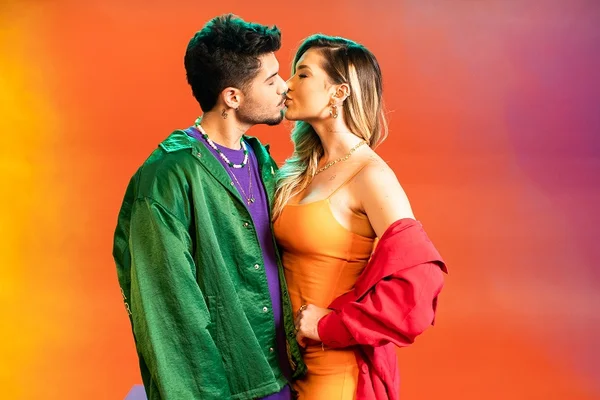 Virgínia e Zé Felipe estreiam como apresentadores da MTV