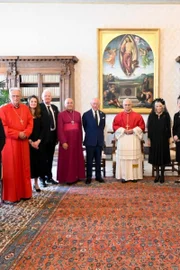 Clique oficial dos monarcas britânicos com o papa e membros do clero  Clique oficial dos monarcas britânicos com o papa e membros do clero