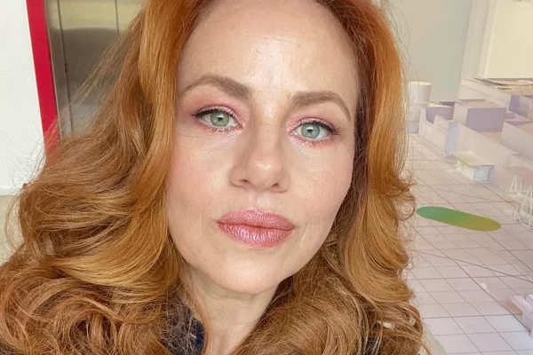 Karine Teles sai em defesa de Manuela Dias e faz balanço de Vale Tudo - Metrópoles