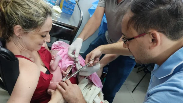 Mãe que deu à luz em elevador: “Desde o início ela me pegou de surpresa”