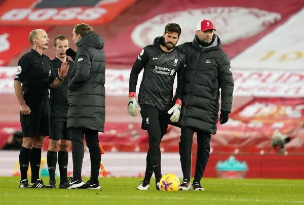 Alisson faz pênalti e Liverpool perde invencibilidade de quase 4 anos no Inglês