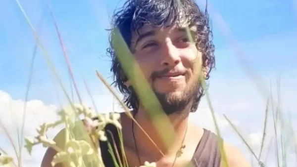homem de barba sorrindo