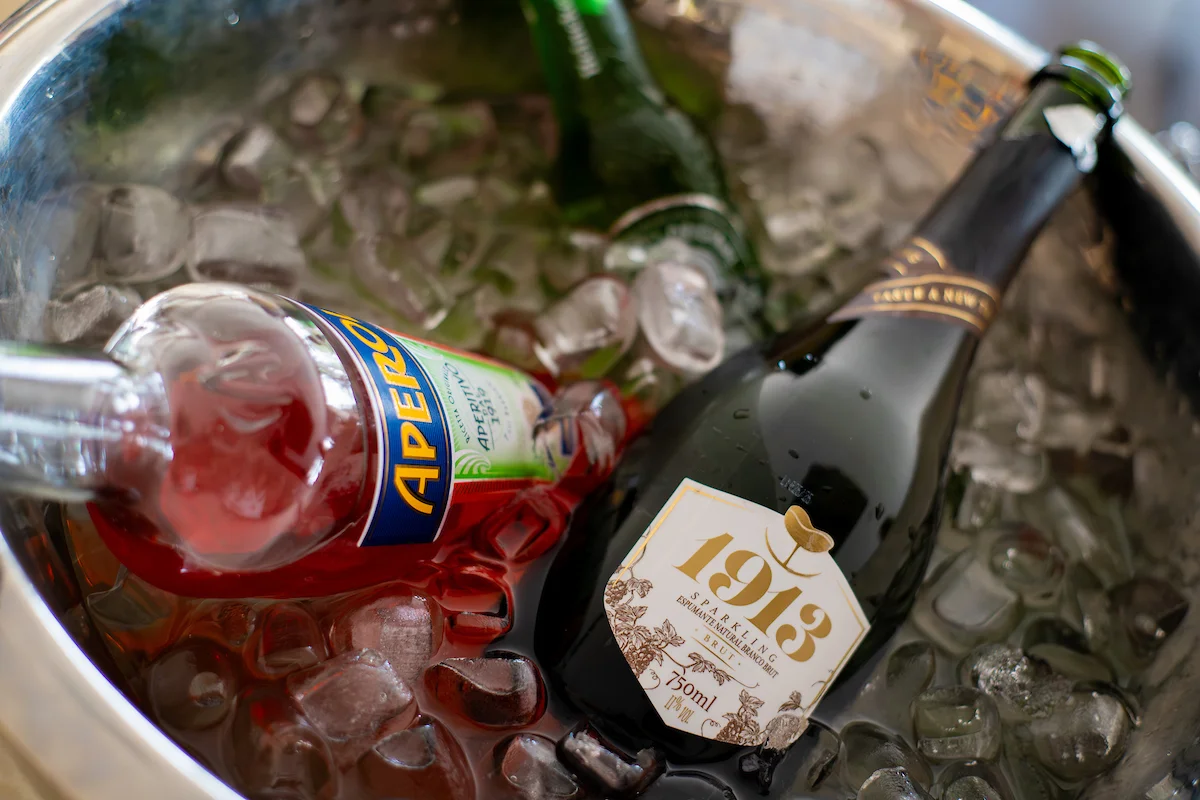 Espumante, drinques de aperol e cerveja acompanharam a comemoração Espumante, drinques de aperol e cerveja acompanharam a comemoração