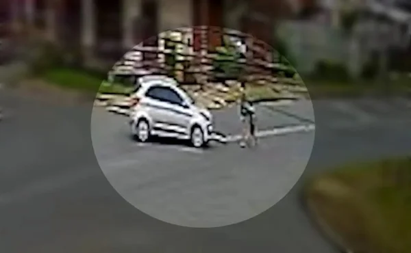 Imagem colorida de momento em que menino de 4 anos foi atropelado, Curitiba (PR) - Metrópoles