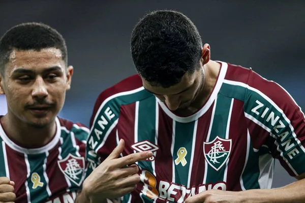 Fluminense vence e deixa São Paulo perto da zona de rebaixamento