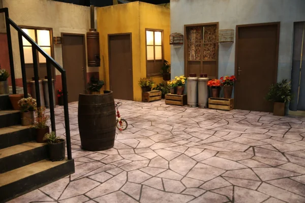 imagem colorida mostra cenário da exposição sobre chaves - metrópoles