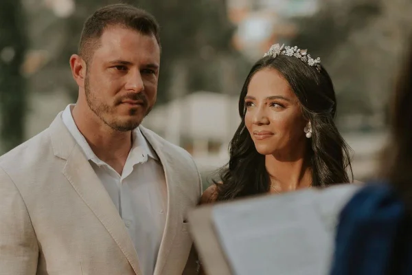 Foto colorida de um casal se casando - Metrópoles