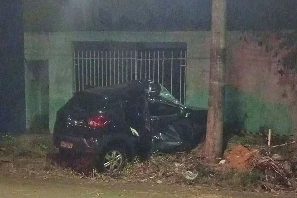 Carro destruído após batida em poste - Metrópoles