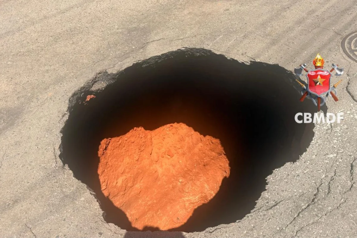 Cratera de 4 metros se abre após asfalto ceder em pista da Asa Norte - imagem 1 Cratera de 4 metros se abre após asfalto ceder em pista da Asa Norte - imagem 1