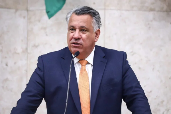 Coronel Marcello Salles fala em microfone na Câmara Municipal de São Paulo