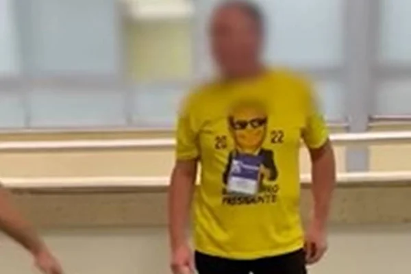 Fiscal com blusa de Bolsonaro - Metrópoles