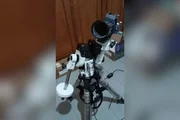 Para direcionar o equipamento, o astrônomo utiliza um computador conectado a um planetário virtual