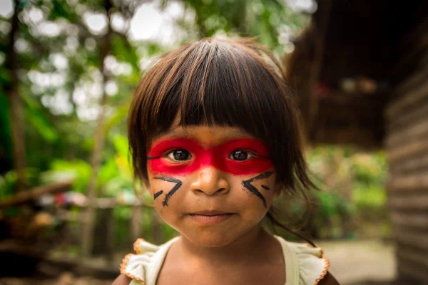 Imagem colorida de uma criança indígena da etnia tupi guarani - Metrópoles