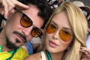 Latino e Raffa Rarbbie posam juntos durante viagem