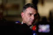 Senador Flávio Bolsonaro fala sobre o estado do pai.
Em prisão domiciliar, Jair Bolsonaro teve mal-estar em casa nesta terça (16/9) e foi tr