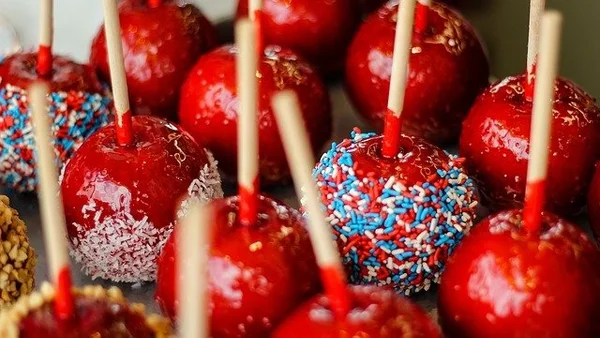 Veja como preparar uma maçã do amor com chocolate