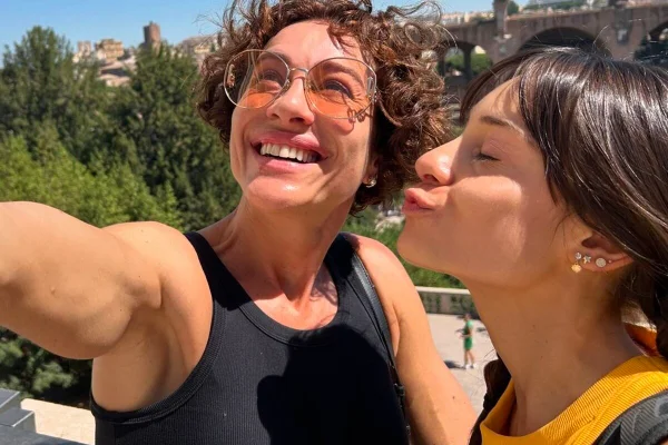 Valentina e Cynthia Benini se divertem durante passeio - Metrópoles