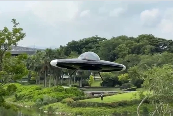 Imagem de um "disco voador" feito China - Metrópoles