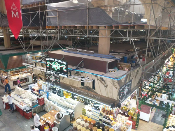 Imagem mostra obras em mercado - Metrópoles